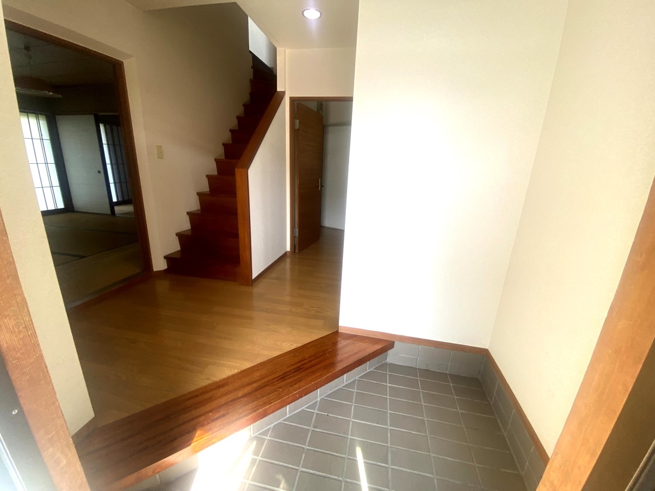 【玄関】脱ぎ履きのしやすい広めの玄関です（2026年4月撮影）