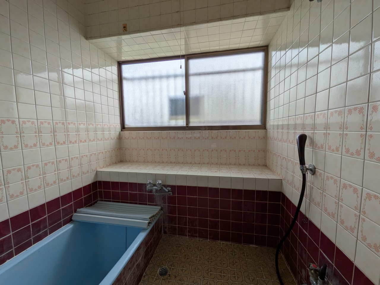 【浴室】窓があるので気軽に換気ができます♪ （2026年4月撮影）