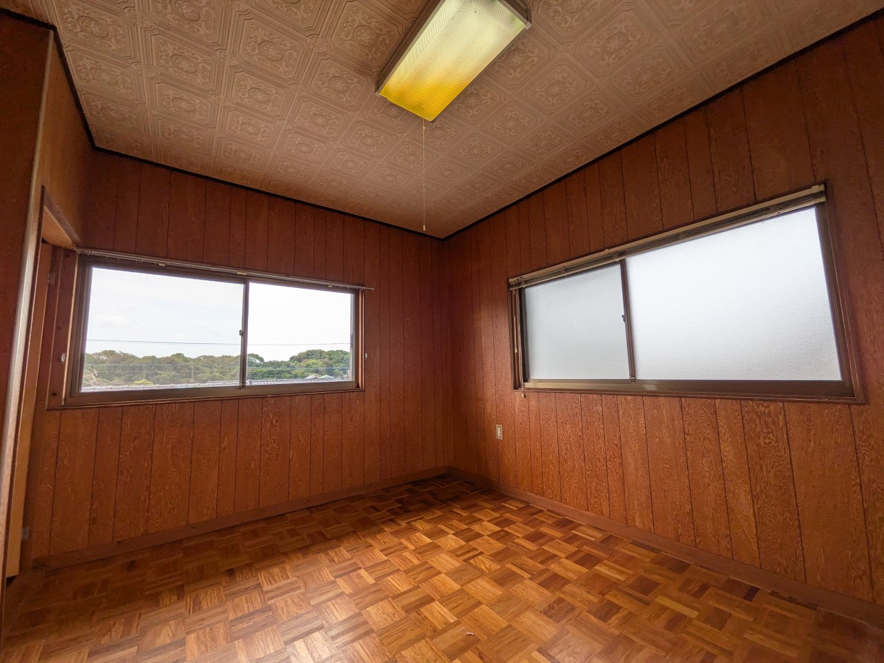 【2F洋室】広々とした洋室は寝室にぴったり（2026年4月撮影）