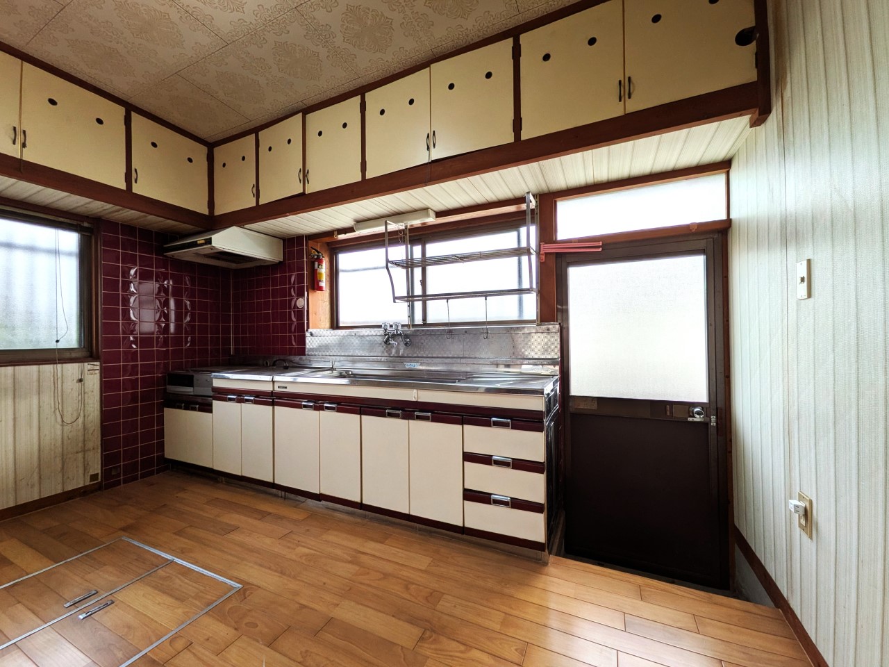 【ダイニングキッチン】ダイニングテーブルを置いてもゆとりがあります♪（2026年4月撮影）