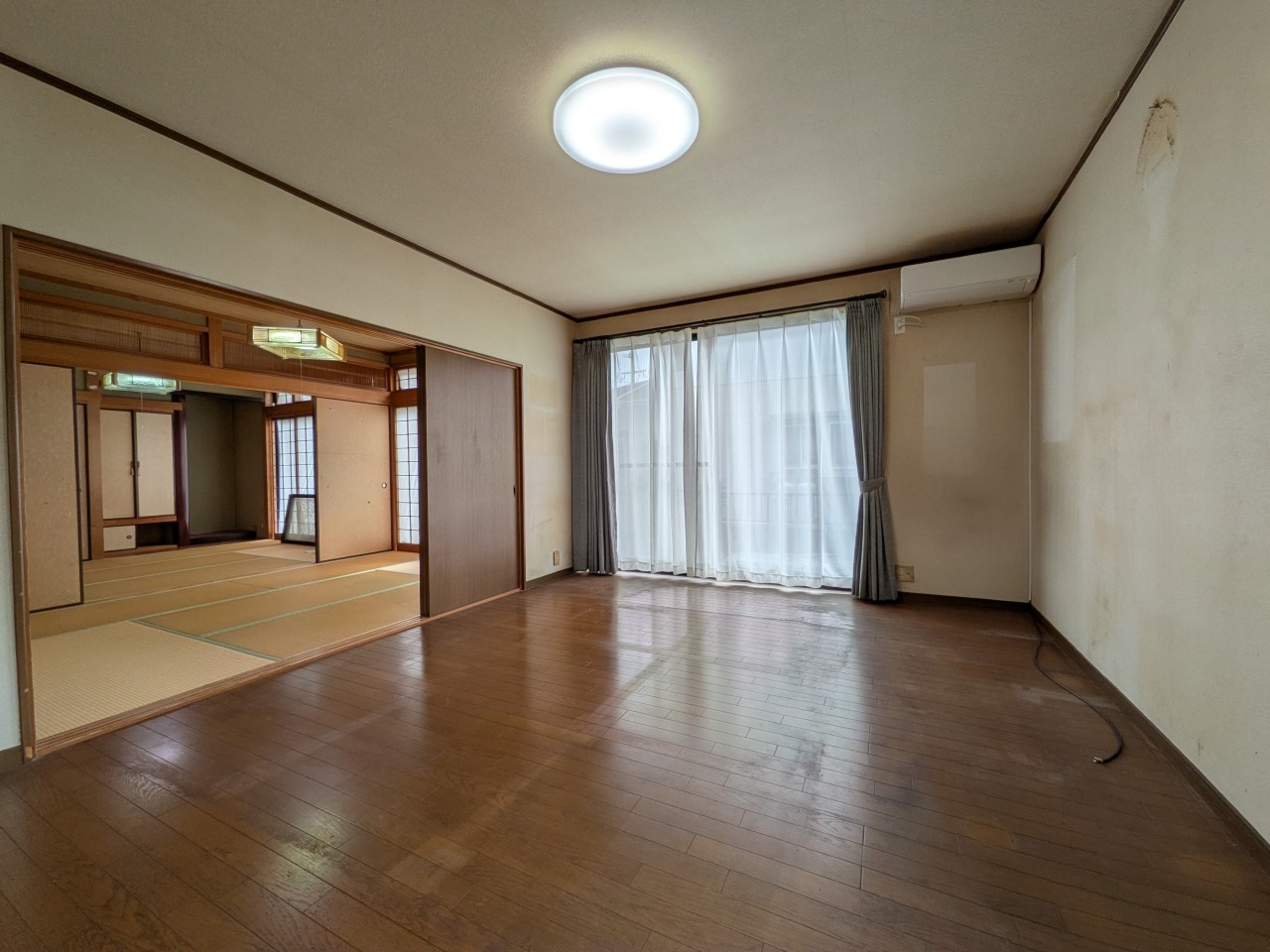 【リビング】家具を置いてもゆとりのある空間です（2026年4月撮影）