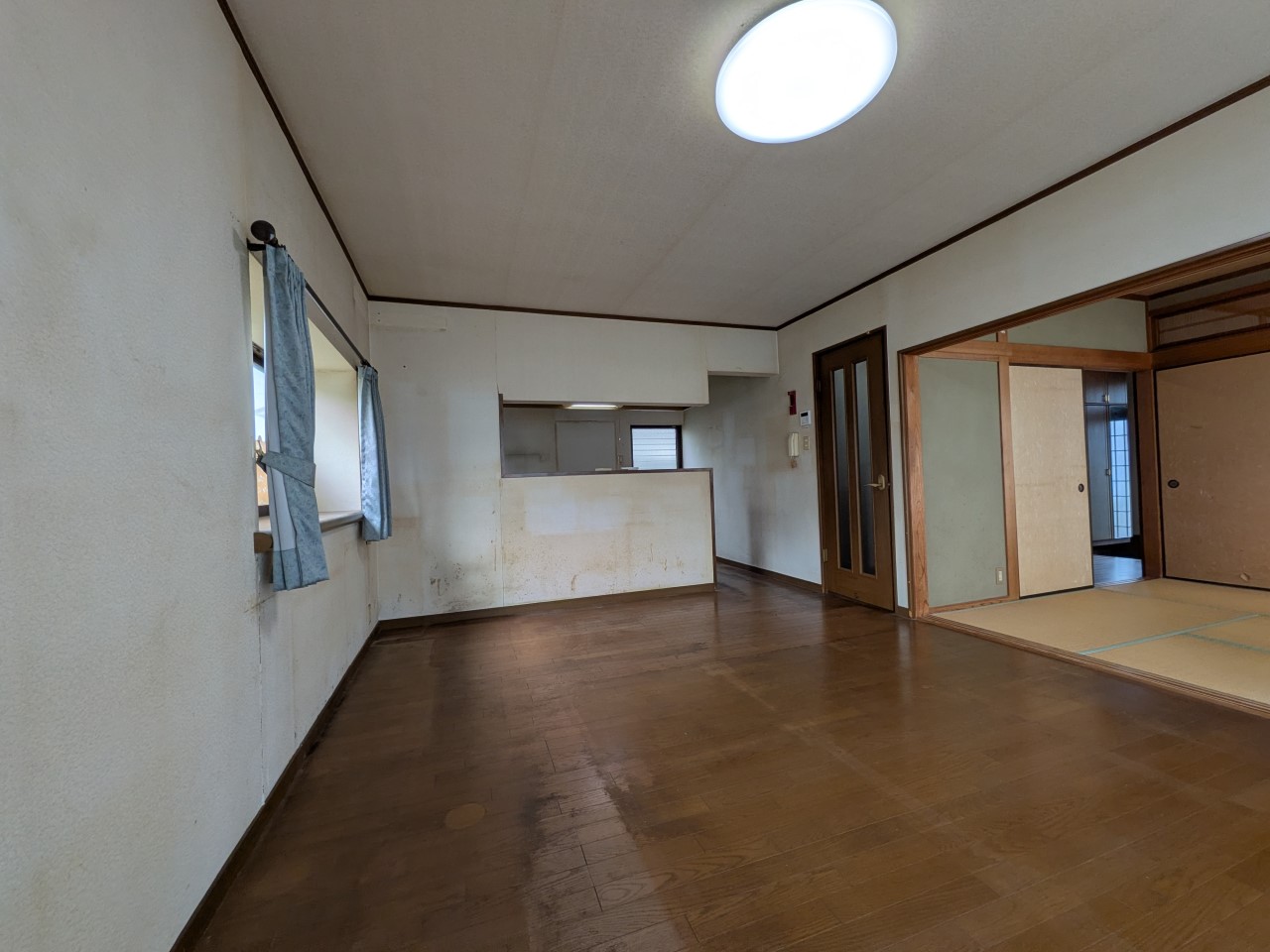 【リビング】続き間の和室をつなげると広い空間になります（2026年4月撮影）