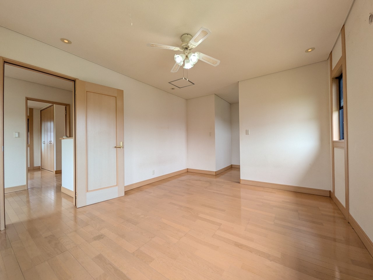 【2F洋室】広々とした洋室は家具を置いてもゆとりがあります（2026年4月撮影）