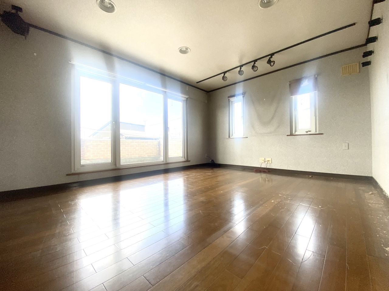 【2F洋室】広々とした洋室は寝室にぴったり（2026年6月撮影）