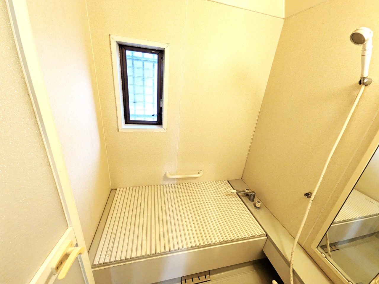【浴室】明るい白壁の部屋とゆったり広い浴室です♪（2026年6月撮影）