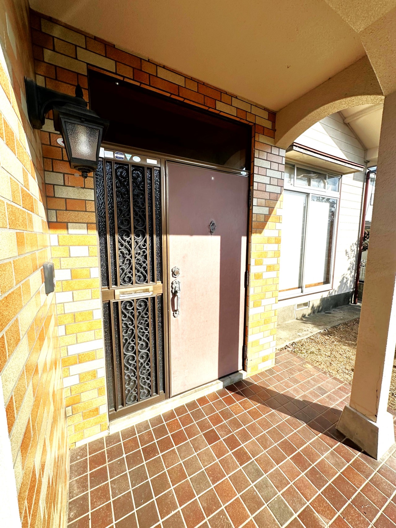 【玄関】※現況販売になります。（2026.1月撮影）屋根付きなので雨の置き配なども安心です♪