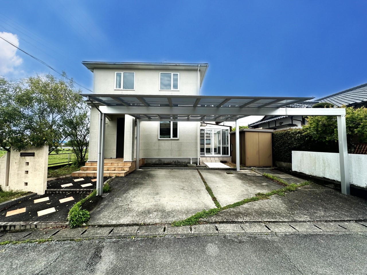 【外観】カーポート付き！（2026年4月撮影）※空をCG加工した写真です。