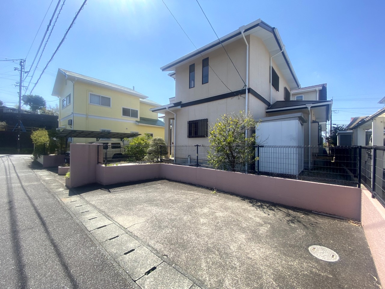 【外観】前面道路が約7.5ｍあるので駐車もらくらく♪（2026年4月撮影）