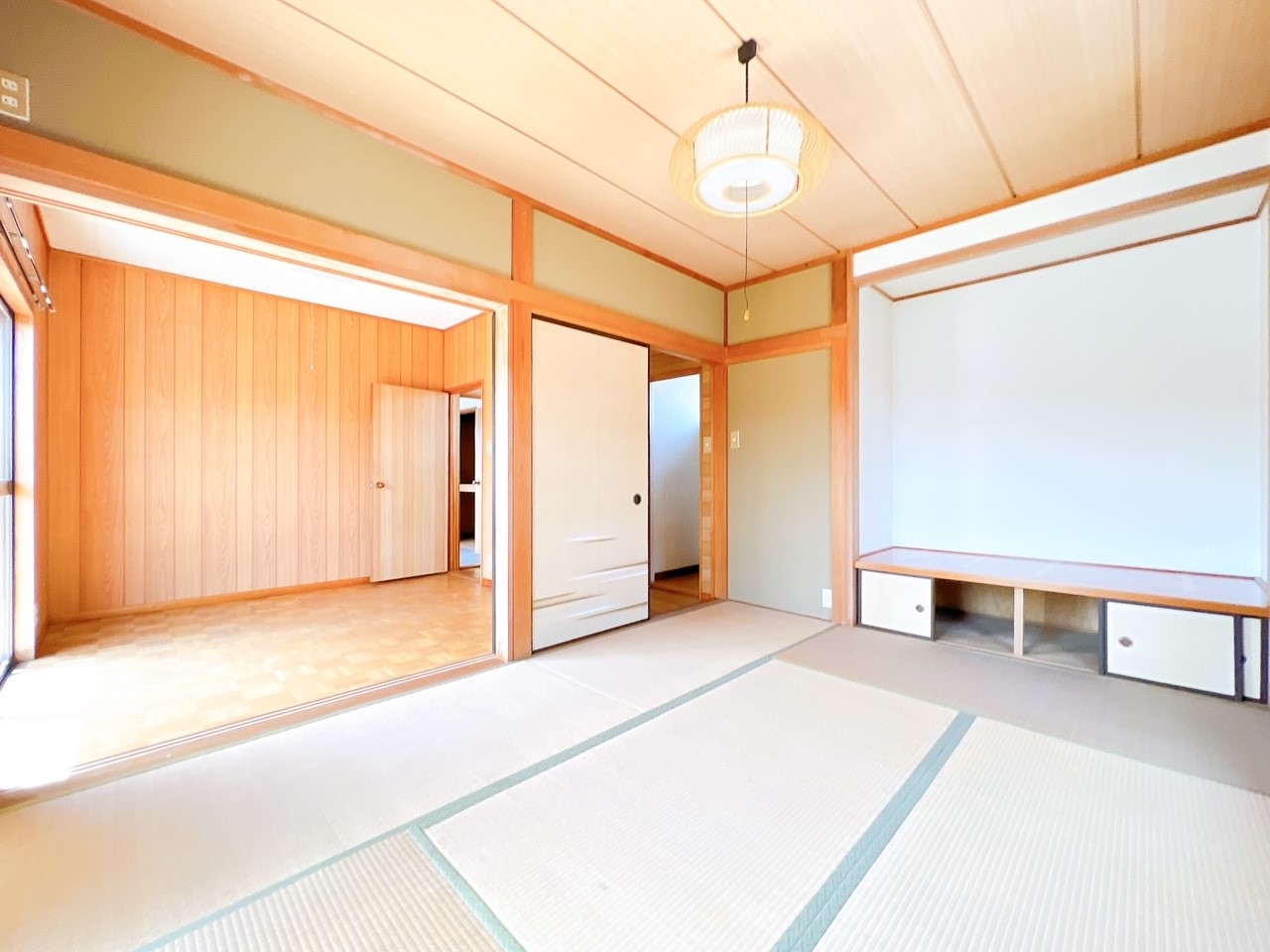◆2階和室6帖｜続き間の洋室の扉を開ける事で、より開放的な空間になります♪
