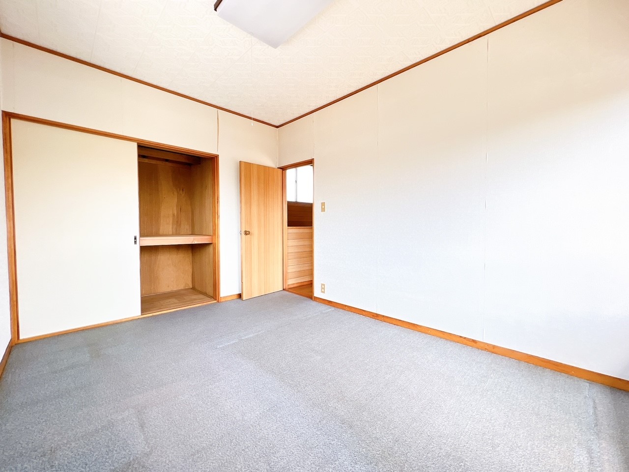 ◆2階洋室6帖｜ダブルベッドを置いても充分な広さです。