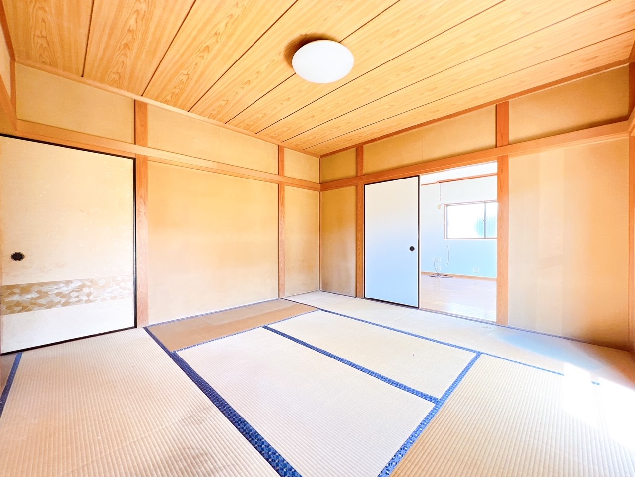 ◆和室8帖｜リビング隣のあると嬉しい和室☆扉付きの和室なのでプライベートな空間にもなります。
