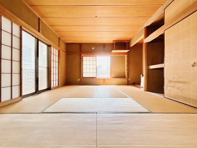 ◆和室10帖(リフォーム前) ｜客間やお子様の遊び場としても活躍する便利な和室です。