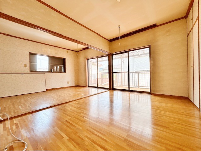 ◆2階洋室7.5帖(リフォーム前) ｜間仕切り対応可能なお部屋！お子様の成長に合わせて間取りを変更できるのがポイントです♪