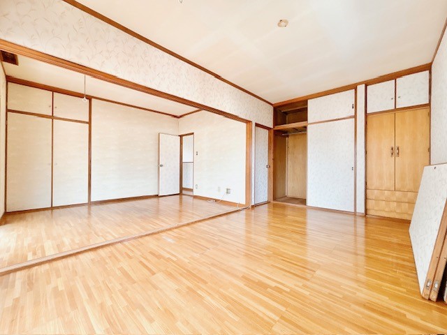 ◆洋室7.5帖(リフォーム前) ｜間仕切り対応可能なお部屋！お子様の成長に合わせて間取りを変更できるのがポイントです♪
