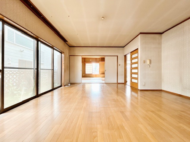 ◆リビング17.5帖(リフォーム前) ｜南向きの大きな窓からたっぷりの陽射しが差し込み、毎日が心地よく過ごせます。