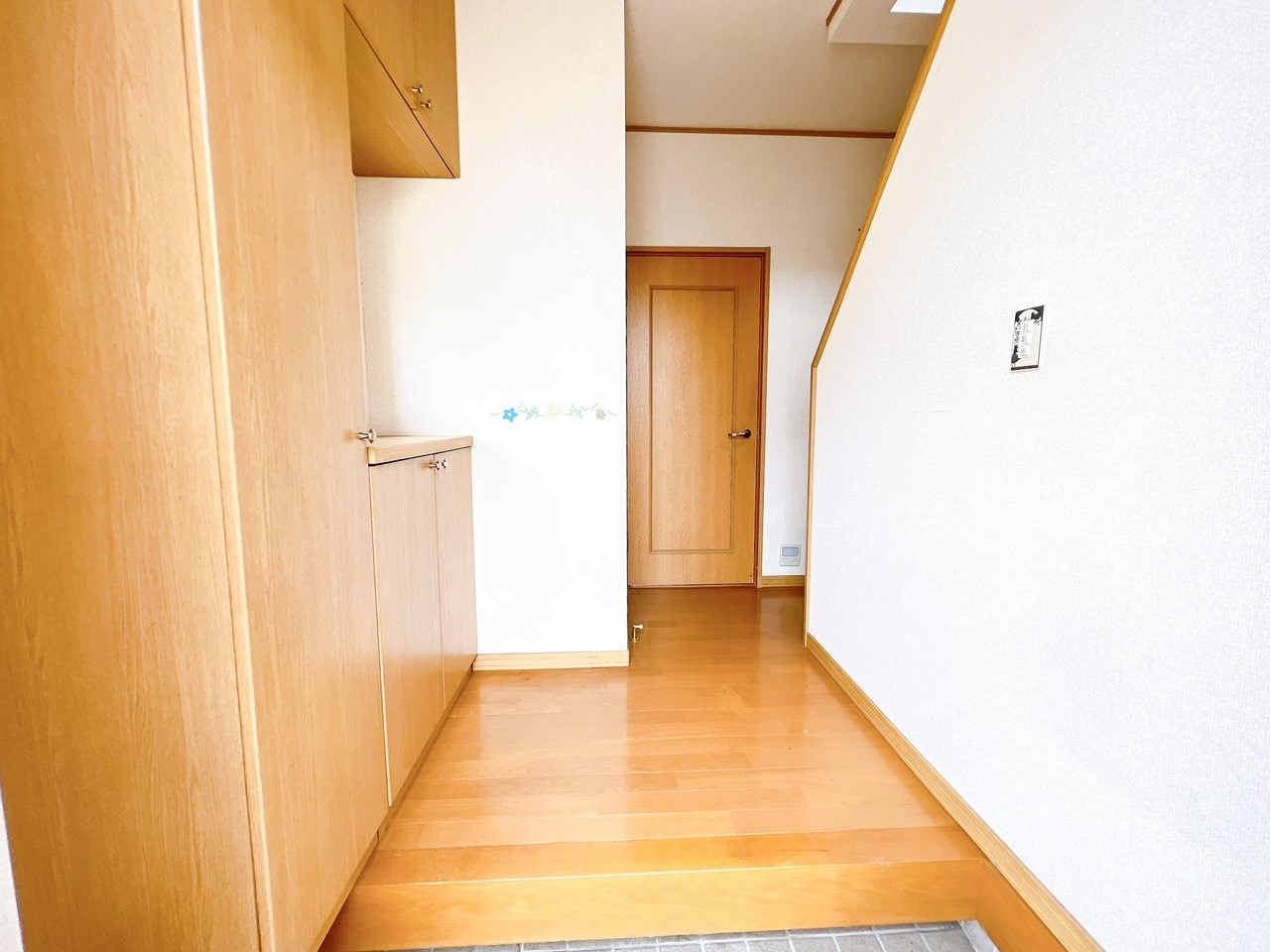 ◆玄関｜明るく清潔感のある玄関は飽きがこない親しみやすいデザインです。