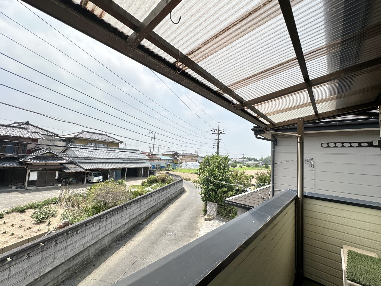◆バルコニー｜屋根付きのバルコニーで、雨の日でも安心。洗濯物を干すのにも便利です。