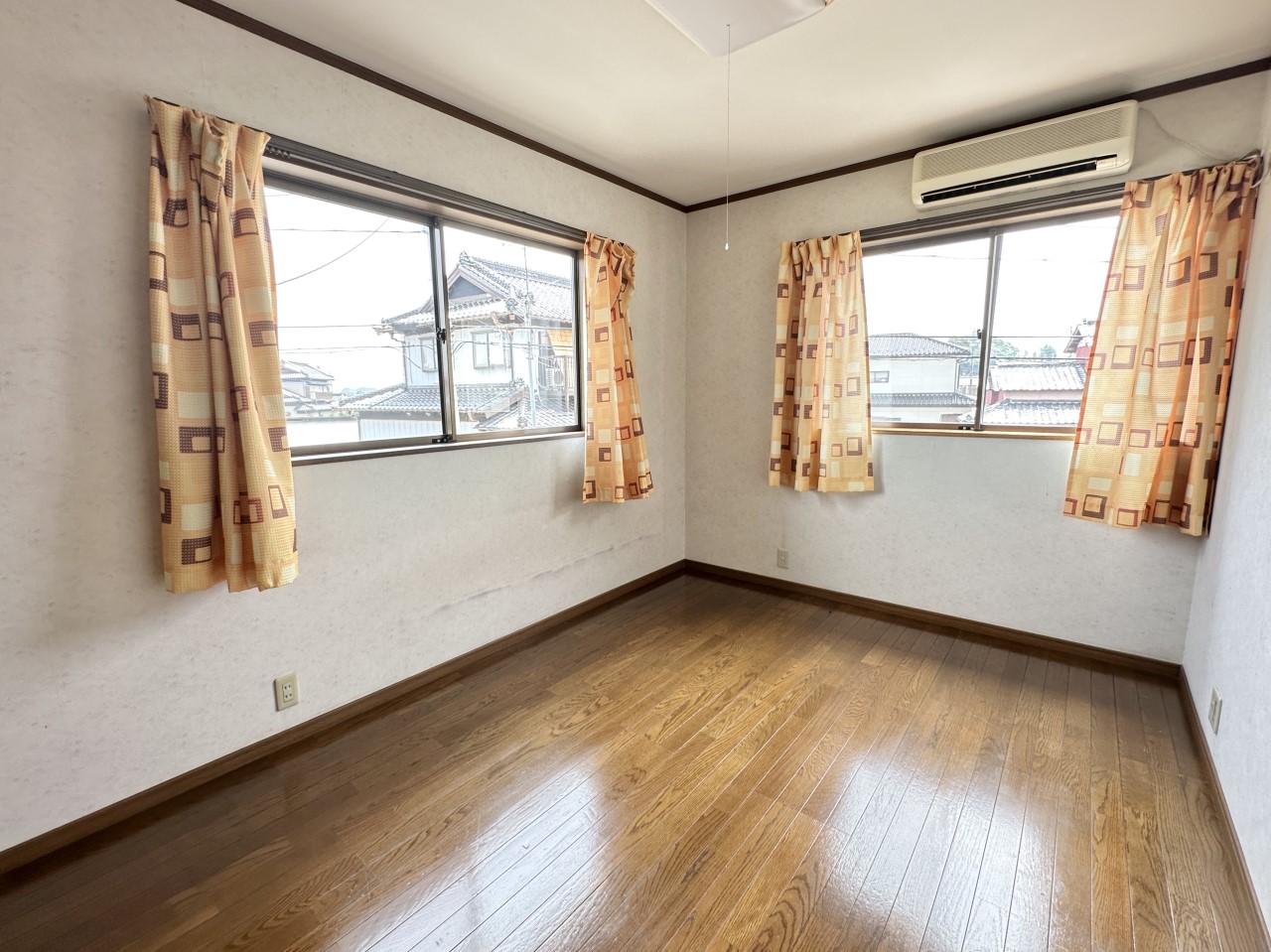 ◆洋室6帖｜2面採光で、明るく風通しの良い快適なお部屋。日中は照明いらずで過ごせる心地よさです。