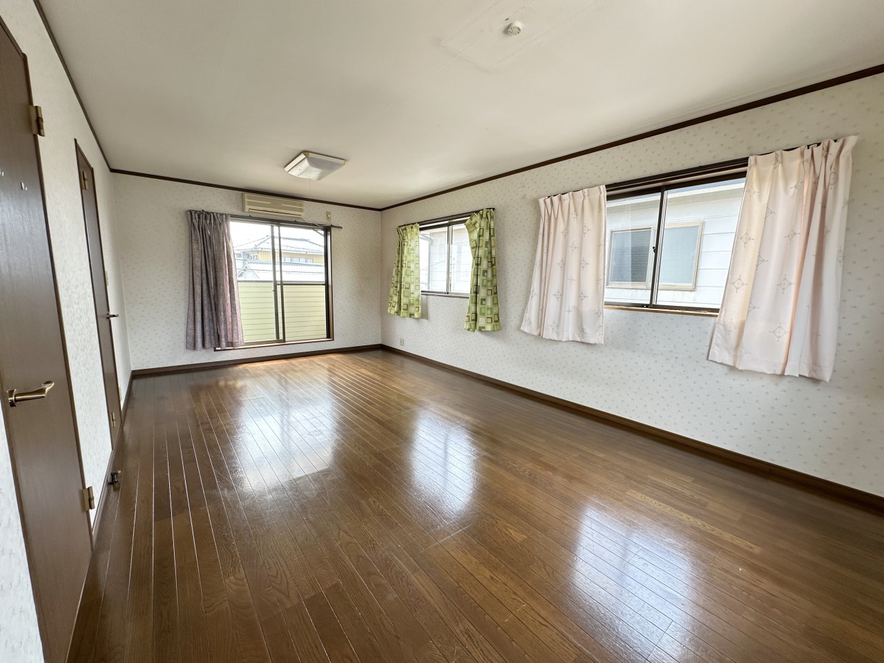 ◆洋室14帖｜窓が多く自然光差し込む明るいお部屋は目覚めもスッキリ◎！