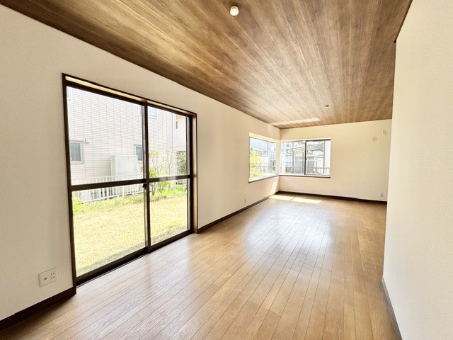 ◆リビング｜家族でゆったり時間を過ごせる14.5帖の広々リビングです♪※リフォーム後写真  