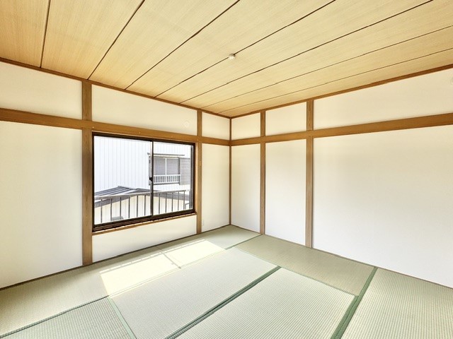 ２階和室│光が差し込む8帖和室※リフォーム後写真