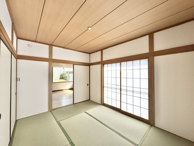 １階和室│リビングに行き来できるので、ちょっとお昼寝もしていただける和室※リフォーム後写真