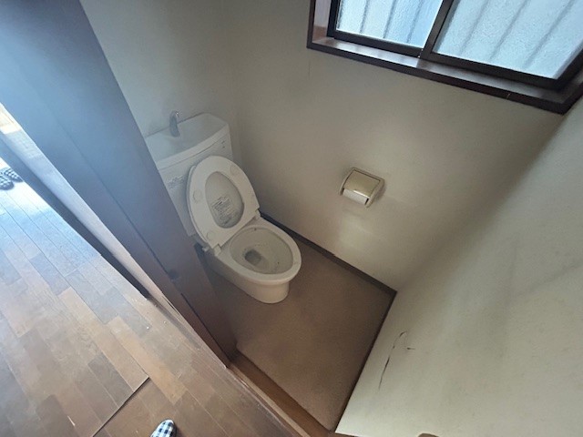 ◆トイレ｜階段下スペースを利用したトイレ☆窓もあって換気もしやすい◎