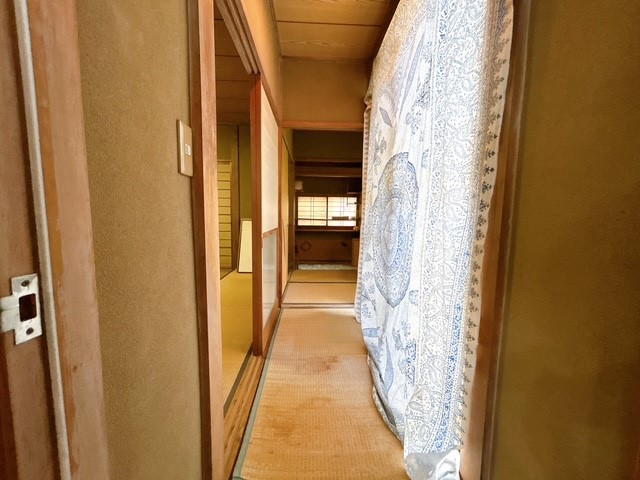 和室に続く明るい縁側