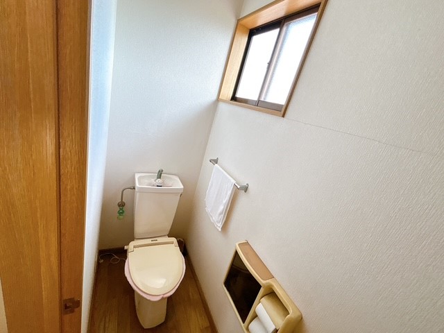 2階にもトイレがあり、忙しい朝や夜間も便利。