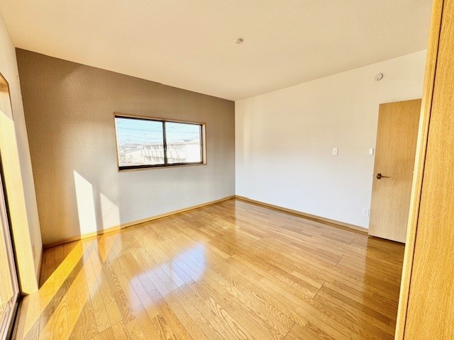 明るく広々とした8帖の西側居室！ご夫婦の寝室に♪