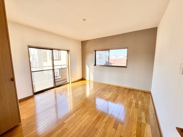 2方向に窓があり、自然光がたっぷり入る明るい洋室♪