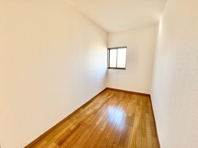 窓付きの納戸なので暗くならず物の出し入れがしやすい♪