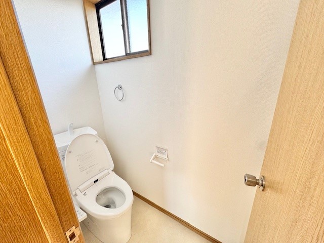 2階にもトイレがあり、忙しい朝や夜間も便利♪