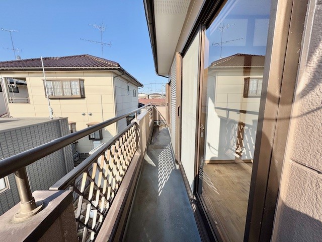 バルコニーは、奥行きは控えめでも長さがあるから、一度にたくさん洗濯物を干せます♪