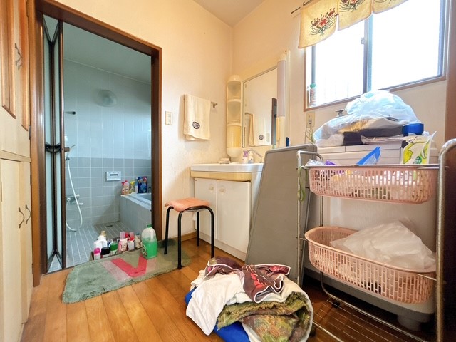 ゆとりのある洗面脱衣室ではお子様と並んで歯磨きもできます◎