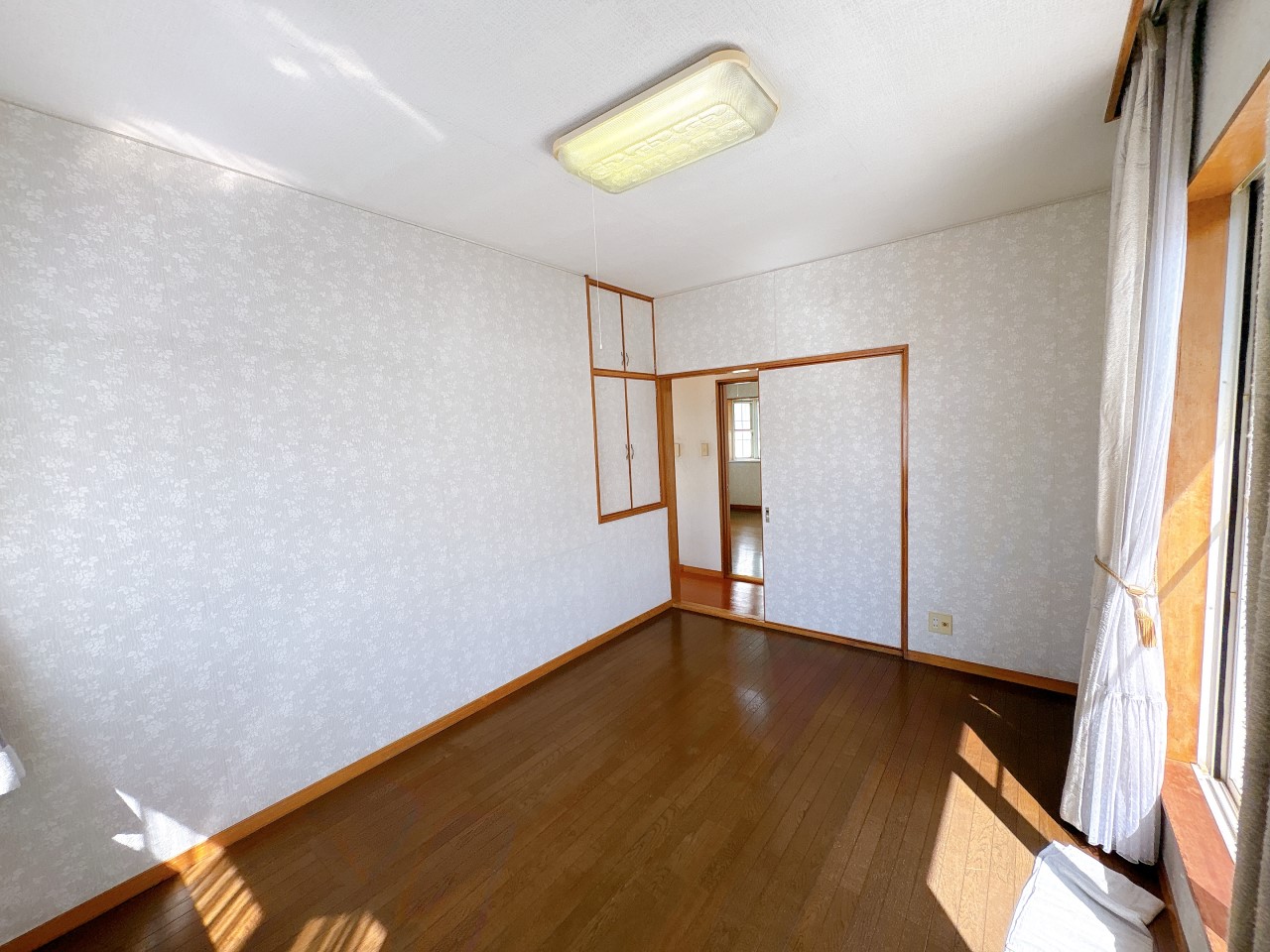 ◆2階洋室｜窓から自然光が差し込む明るいお部屋は朝の目覚めもスッキリ◎！