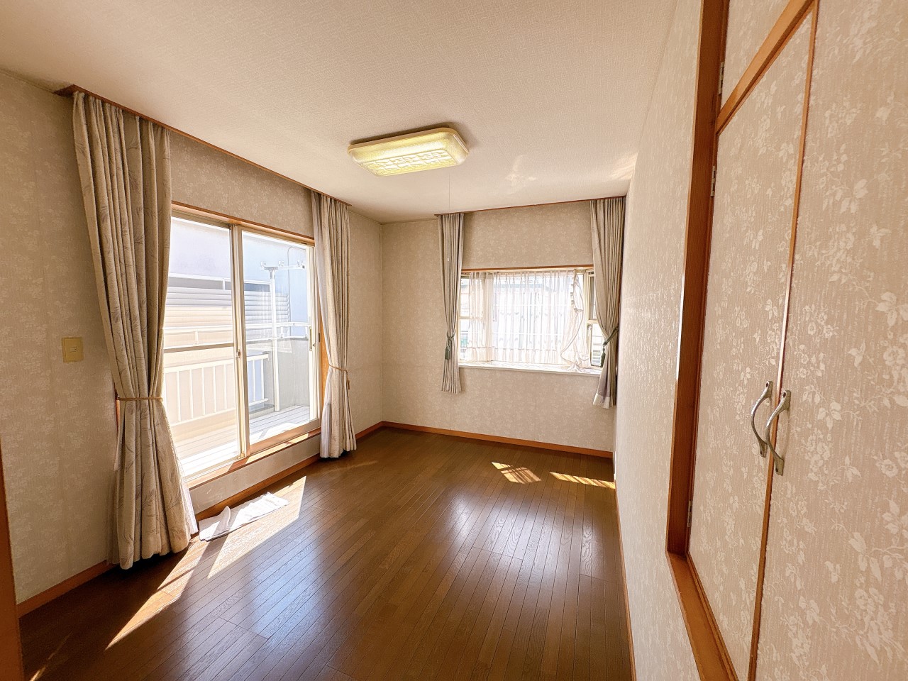 ◆2階洋室｜バルコニーに面したお部屋で風通しも良好！