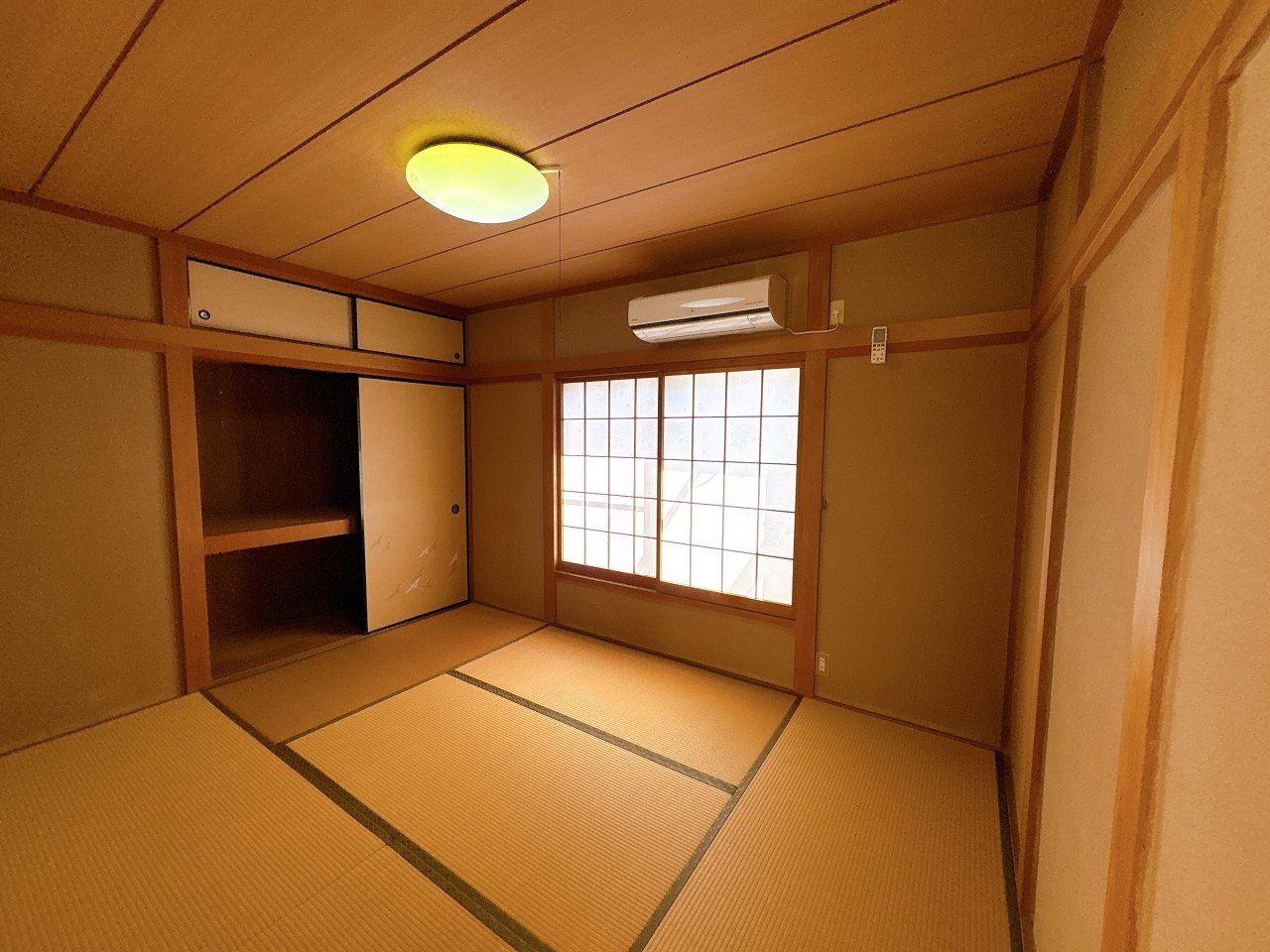 ◆２階和室｜押入れ付きで季節ものや来客用布団をしまっておけます！