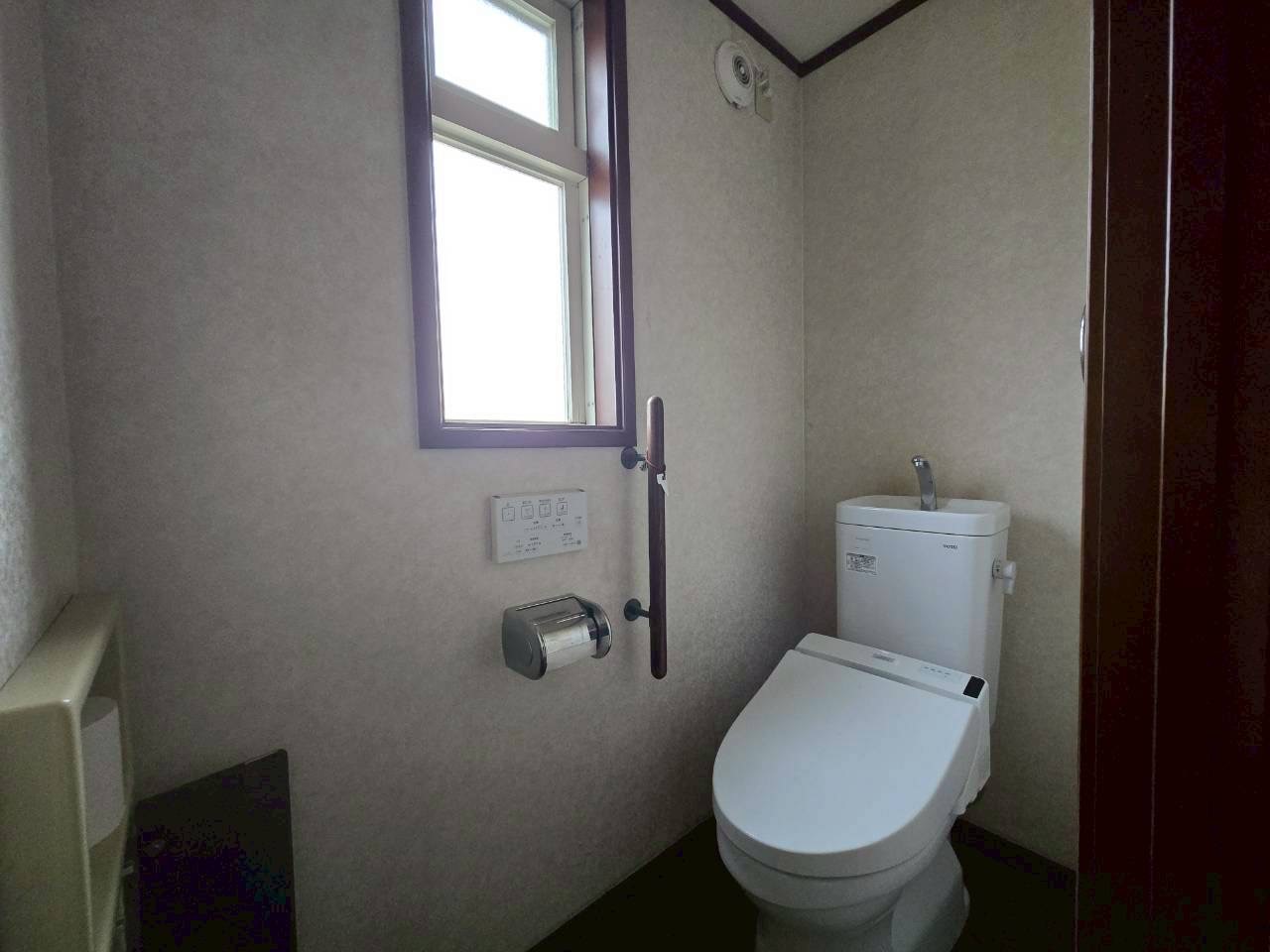 2階にもトイレがあり、忙しい朝や夜間も便利