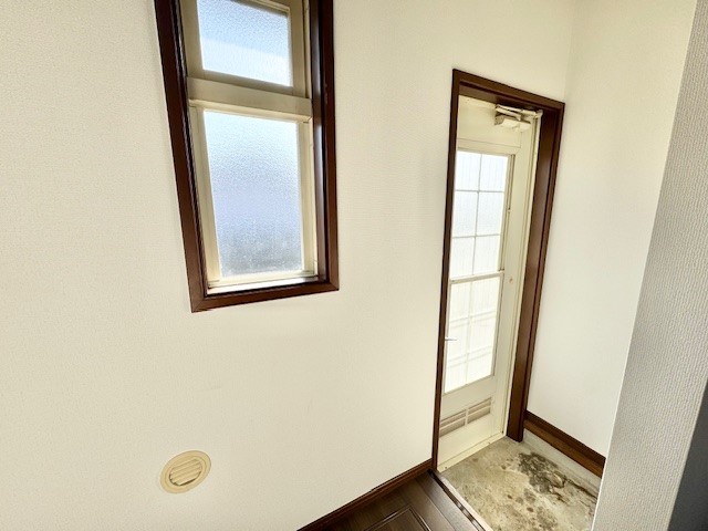 キッチン横に勝手口があるので外にゴミ置きを作って出すこともできます♪