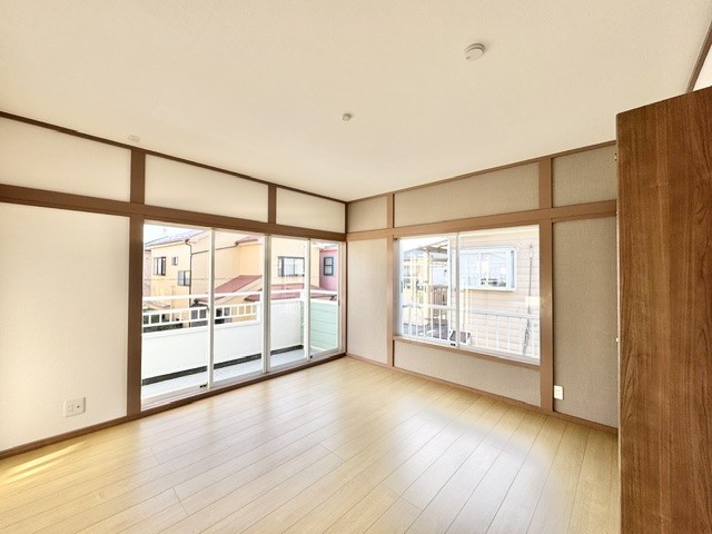 日当たりの良いバルコニー付きの洋室♪※リフォーム後写真