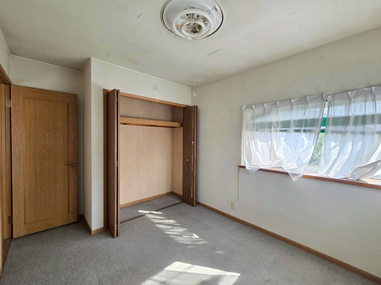 家具のレイアウトがしやすい、シンプルで使い勝手の良い2F南側洋室