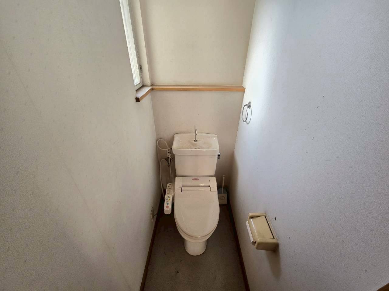 2階にもトイレがあり、忙しい朝や夜間も便利