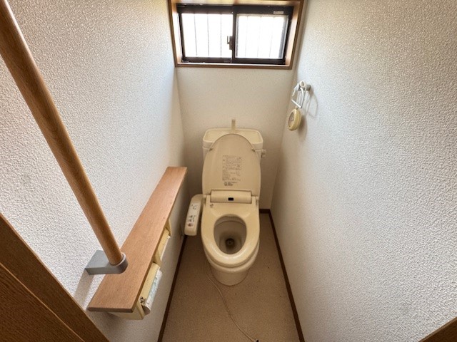 ◆トイレ｜階段下スペースを利用したトイレ☆窓もあって換気もしやすい◎