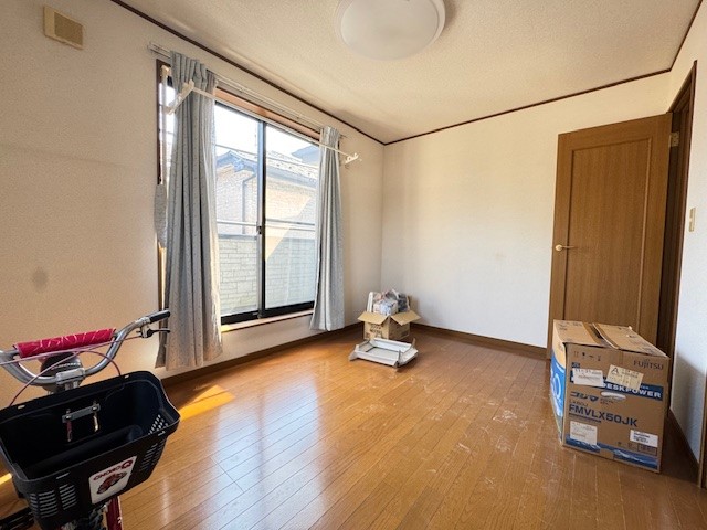 ◆2階洋室6帖｜バルコニーに面しているので明るく日中は照明いらず♪