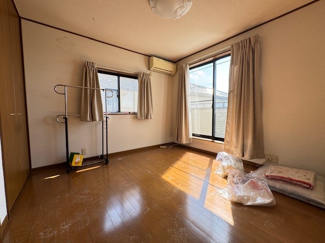 ◆2階洋室6.1帖｜2面窓で換気がしやすく快適な空間です♪