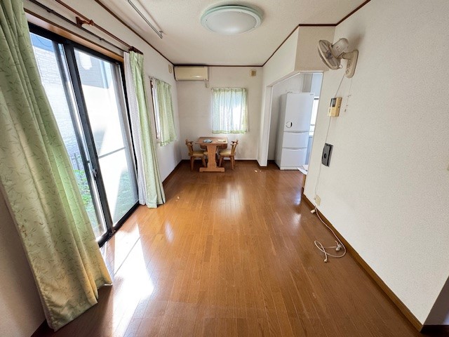 ◆リビング｜光が差し込み、ブラウンの床でお部屋が温かみのある空間に♪