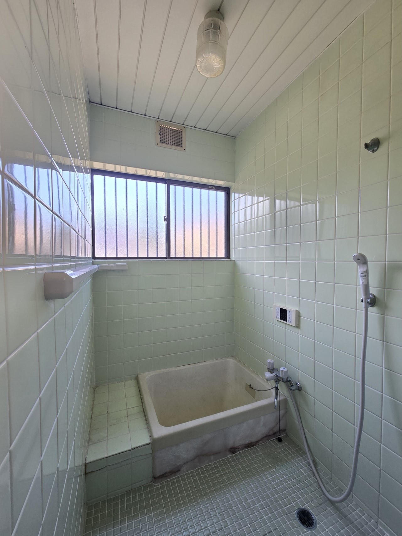 タイル張りの浴室は、懐かしさを感じさせるデザイン