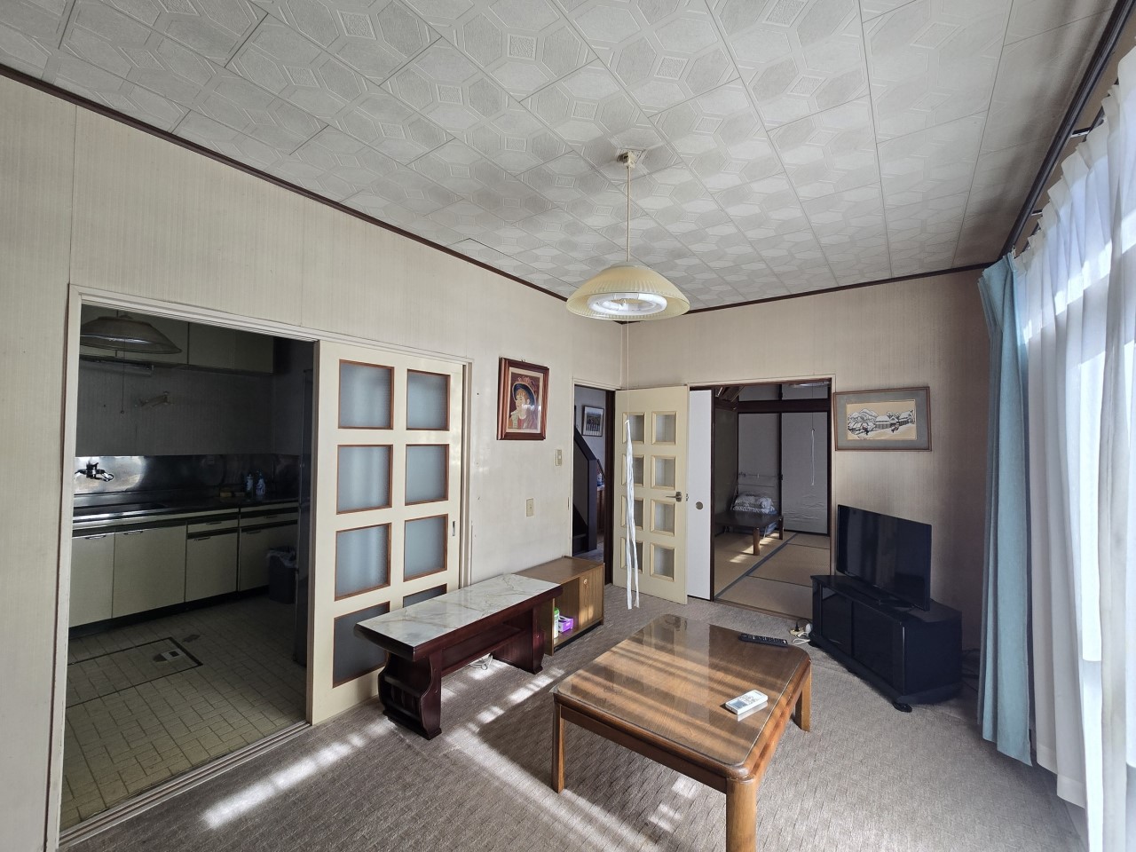 日差しがたくさん差し込む明るいリビング