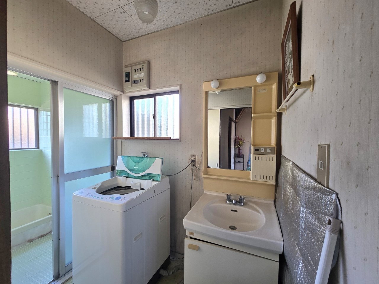 朝の準備もスムーズにできる、使いやすい洗面台付き♪